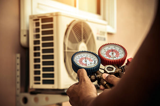 Professional Hvac technician working in Grinnell, IA